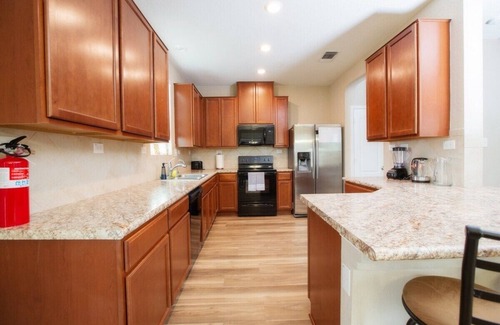 Wetmore House | Family Relaxing & Bright Family Gem Mins from Downtown!