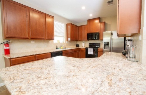 Wetmore House | Family Relaxing & Bright Family Gem Mins from Downtown!