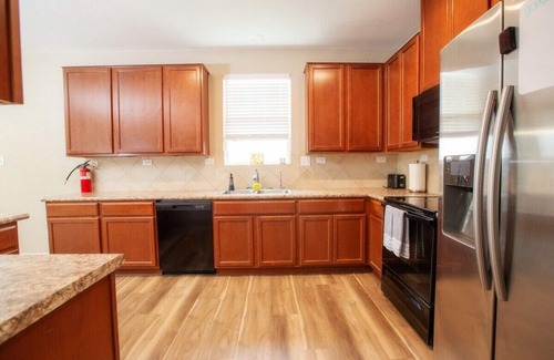 Wetmore House | Family Relaxing & Bright Family Gem Mins from Downtown!