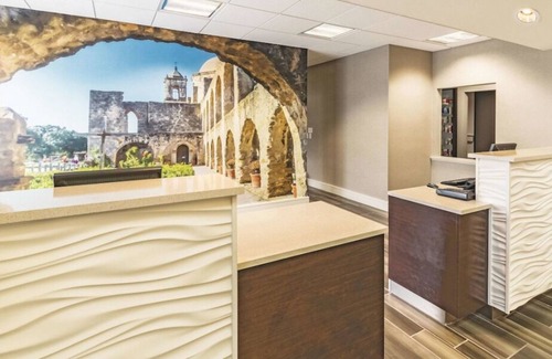 Arsenal House | Family Retreat! 4 Pet-Friendly Units, Pool, FREE Breakfast & FREE Parking!