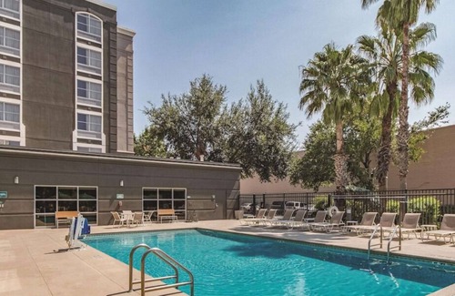 Arsenal House | Family Retreat! 4 Pet-Friendly Units, Pool, FREE Breakfast & FREE Parking!
