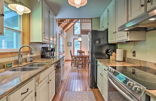 Topton Cabin | Family Retreat Cabin w/Summit, Lake Views, Deck!