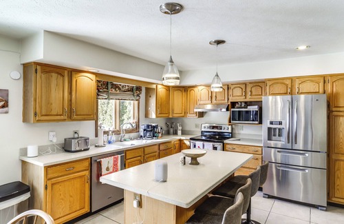 Beavercreek House | Family Retreat in Beavercreek Area w/Large Yard!
