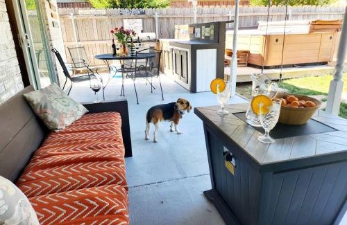 Amarillo House | Family Retreat with Hot Tub, Piano, Games Room & Playhouse Medi Center Location