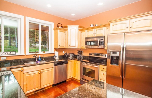 Ardenvoir House | Family Retreat with Mountain Views ★ Entertainment Room ★ Hot tub