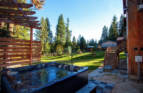 Ardenvoir House | Family Retreat with Mountain Views ★ Entertainment Room ★ Hot tub