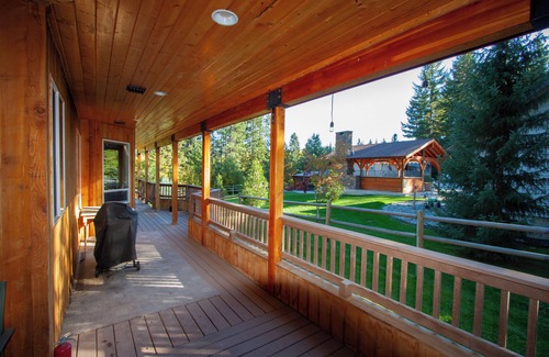 Ardenvoir House | Family Retreat with Mountain Views ★ Entertainment Room ★ Hot tub