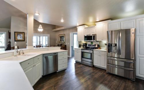 Lampe House | FAMILY REUNIONS Breathaking Lakefront Private Resort FREE DOCK CANOE KAYAK