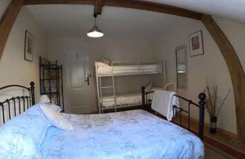 Bersac-sur-Rivalier Bed & Breakfast | Family room with garden view