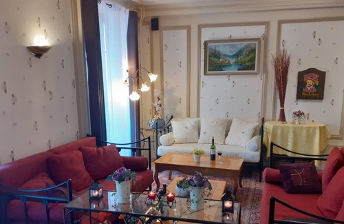 Thiers House | Family room couple and two children