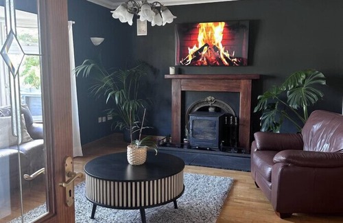 Malahide House | Family room (en-suite) in a cozy Guest House, beside pretty Malahide Village, Castle and near Dublin Airport