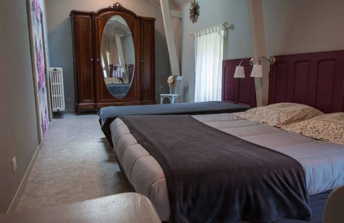 Saint-Affrique House | Family room-Suite-Ensuite with Shower