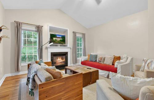 Luray House | Family Screened Porch with Swing Fire Pit Grill and Deck