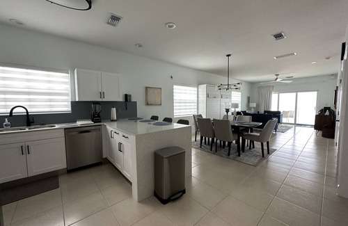 Colliers Bay Condo | FAMILY SIZE CONDO VIEWS OF CARIBBEAN,MANY AMENITIES, FREE WIFI, NO RESORT FEES