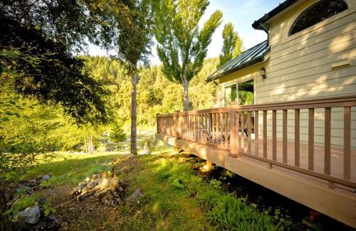 Big Bar House | Family-Size Cottage with Trinity River Views in California