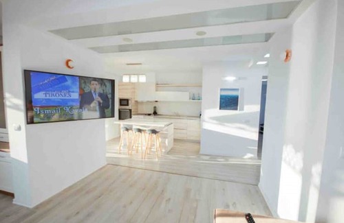 Golem Apartment | Family sized Beachside Apt, with sunset views + BBQ
