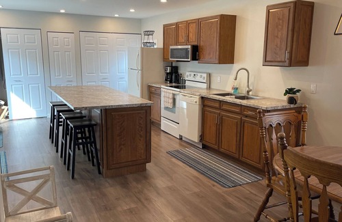 Leamington House | Family-sized home 5 minutes from beaches & Point Pelee National Park!