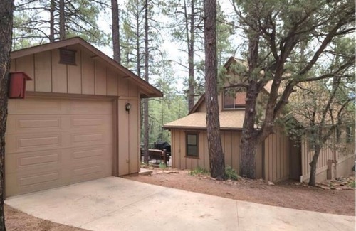 Strawberry Cabin | Family-sized, quaint cabin on the edge of the US Forest