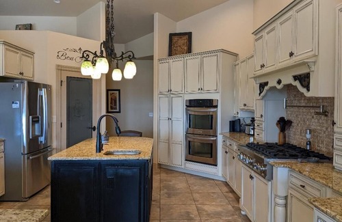 Penrose House | Family Sized, Spacious 2 Story, Mountain Views, Pool Table, Smart T.V's