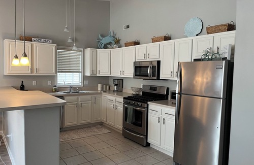 Wildwood Condo | Family Sized Top Floor Condo with Marina-View!