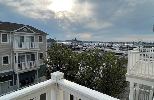 Wildwood Condo | Family Sized Top Floor Condo with Marina-View!