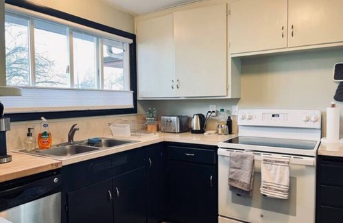 Amazon House | Family-sized U of O bungalow