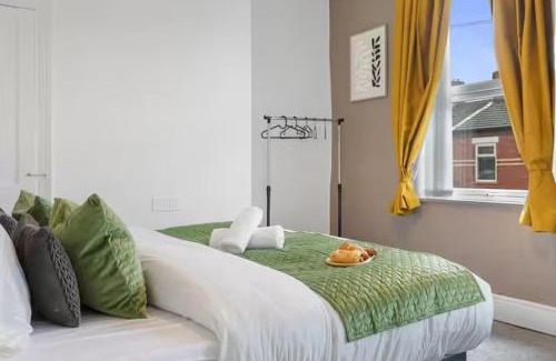 Levenshulme House | Family - Sleeps 6 - Garden - Parking