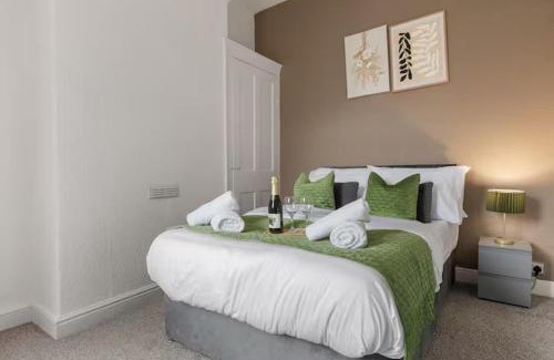 Levenshulme House | Family - Sleeps 6 - Garden - Parking
