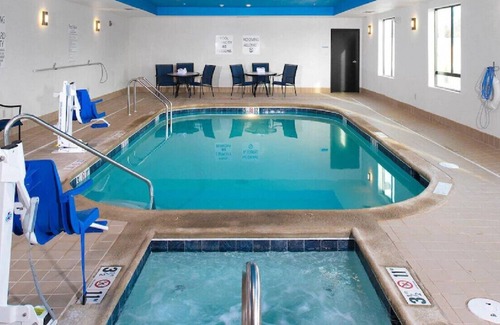 Hutchinson House | Family Stay in a Stylish Suite! Free Breakfast!