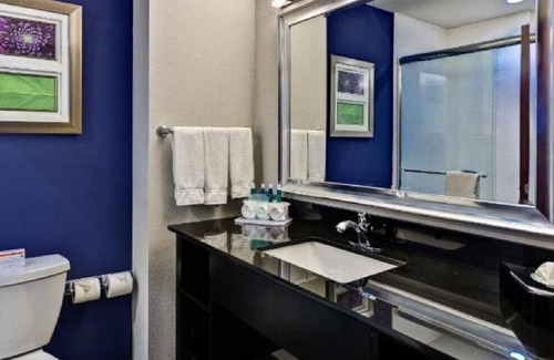 Hutchinson House | Family Stay in a Stylish Suite! Free Breakfast!