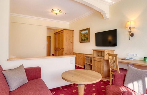 Grossarl House | Family Studio "KRISTALL" with bay window - Hotel Kristall