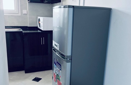Deira Apartment | Family Studio Room Near Metro in Dubai with WiFi, AC