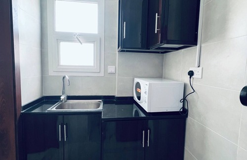 Deira Apartment | Family Studio Room Near Metro in Dubai with WiFi, AC