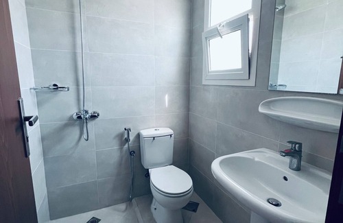 Deira Apartment | Family Studio Room Near Metro in Dubai with WiFi, AC