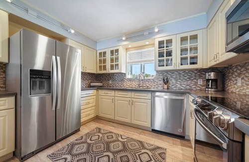 Holiday Isle House | Family Tides - Beachfront Pet-Friendly Duplex