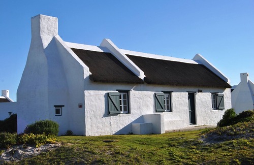 Struisbaai House | Family Tides cottage, sleeping up to 12 people situated in Langezandt