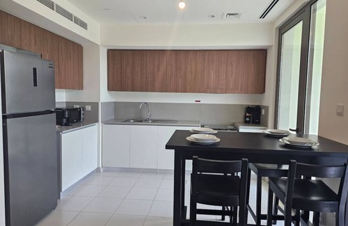 Dubai House | Family townhouse with pool & gym