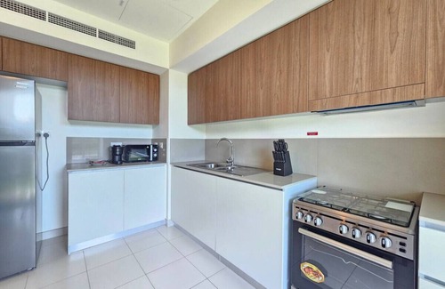 Dubai House | Family townhouse with pool & gym