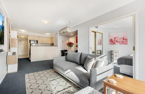 Melbourne Central Business District Apartment | Family Unit with Balcony, Free Trams to CBD Sights