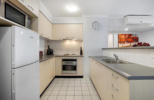 Melbourne Central Business District Apartment | Family Unit with Balcony, Free Trams to CBD Sights