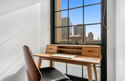 Melbourne Central Business District Apartment | Family Unit with Balcony, Free Trams to CBD Sights