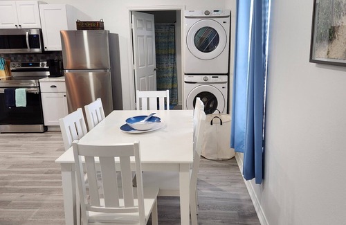 Surfside Beach House | Family Vacation Getawayn3 Bedroom 2 Bathroom Sleeps 8