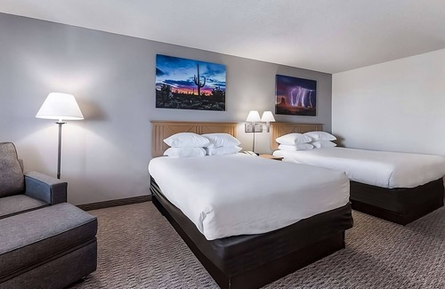 Palm Valley Hotel | Family Vacay awaits! Spacious Unit, Pool, Free Breakfast, Wifi, and Parking