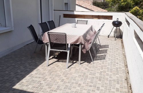 Eymet House | Family villa, ideal for relaxing with swimming pool and jacuzzi.