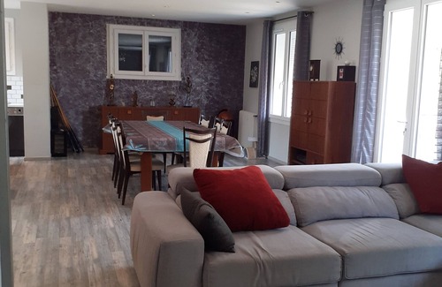 Eymet House | Family villa, ideal for relaxing with swimming pool and jacuzzi.