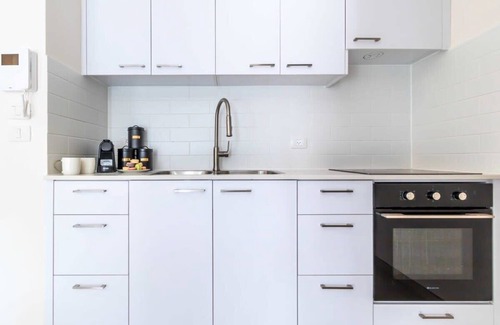 Mea She'arim Apartment | Fantastic 1BR Apartment with Parking in the city center