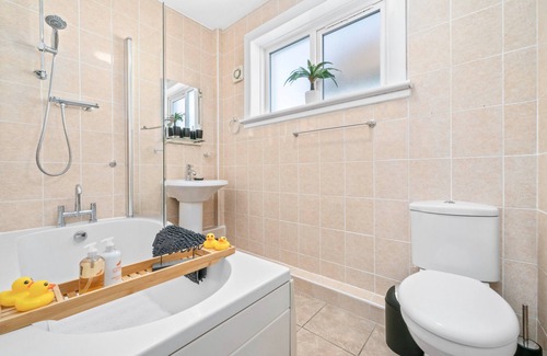 Coatbridge Apartment | Fantastic 3 bedroom Apartment with private driveway