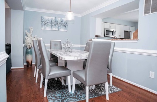 Springfield House | Fantastic 3-bedroom townhome with in Springfield