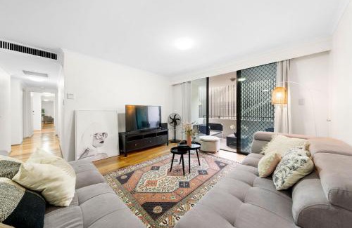 Pyrmont Apartment | Fantastic 3BR Apt with Parking & Darling Harbour - 10 mins walk
