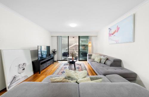 Pyrmont Apartment | Fantastic 3BR Apt with Parking & Darling Harbour - 10 mins walk